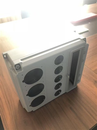 CNC töötlemine kohandatud plastkastiga